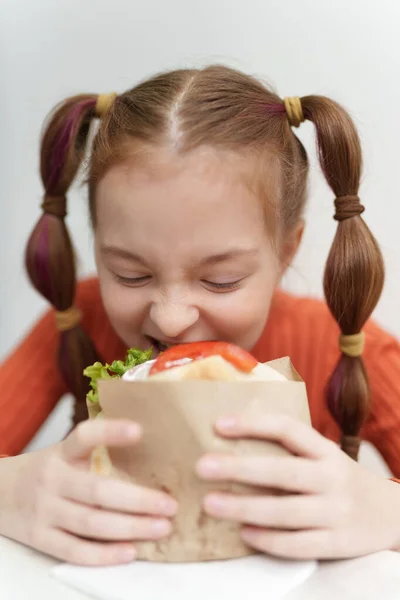 Kuyruklu Güzel Beyaz Kız Sandviçi Isırıyor Fast Food Restoranında Yunan — Stok fotoğraf