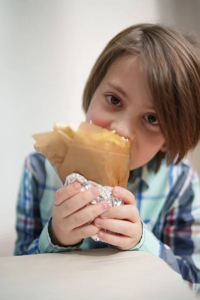 Küçük Beyaz Çocuk Sarılı Sandviçi Yakından Yiyor Yunan Fast Food — Stok fotoğraf