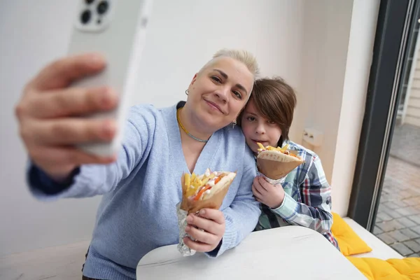 妈妈和她的小儿子一起在咖啡馆里自拍了一张照片 快乐的乌克兰家庭在快餐店享用午餐 — 图库照片
