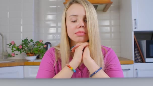 Ung Kvinna Med Ärrat Ansikte Och Protes Öga Tänker Problemlösning — Stockvideo