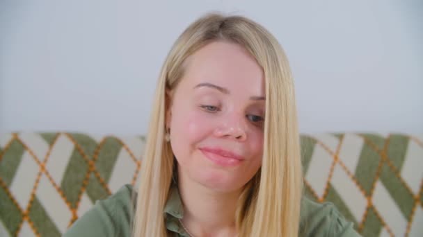 Mujer Ucraniana Alegre Con Ojos Protésicos Cicatrices Faciales Posando Para — Vídeos de Stock