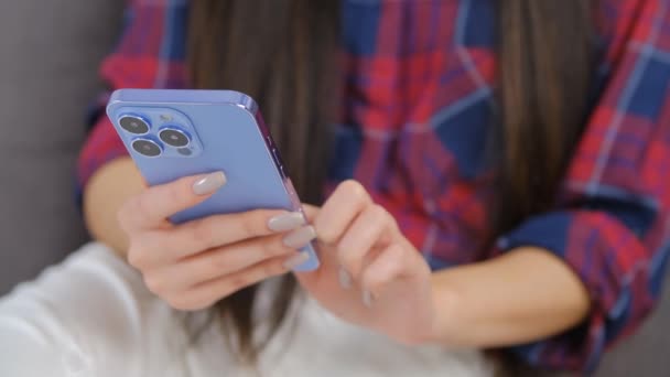 Dívka Šplhající Vlevo Mobilní Aplikaci Moderním Modrém Smartphonu Ženská Ruka — Stock video