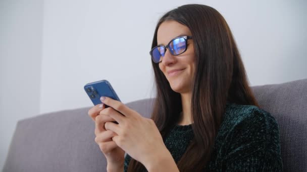Jovem Ucraniana Digitando Uma Mensagem Telefone Inteligente Com Sorriso Mulher — Vídeo de Stock