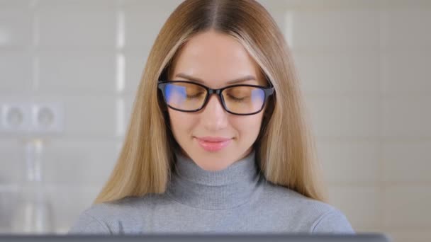 Gözlüklü Güzel Sarışın Kadın Evde Bilgisayarla Çalışıyor Dizüstü Bilgisayarında Kod — Stok video
