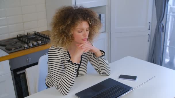 Beautiful Young Woman Curly Hair Reading Text Computer Screen Thinking — Stock Video