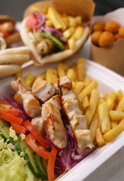Griekse Kalamaki Souvlaki Gyros Gerechten Bereid Voor Lunch Een Restaurant — Stockfoto