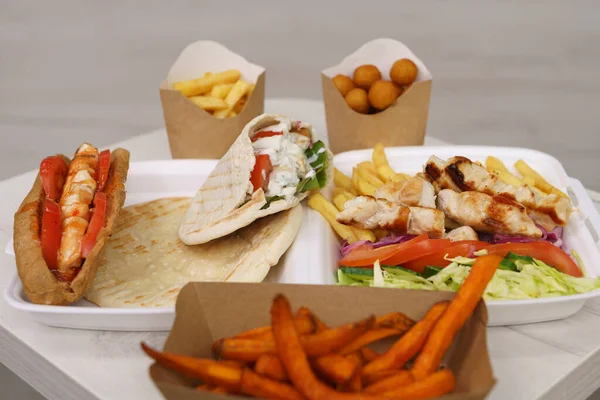 传统的希腊快餐在咖啡馆里放在桌上 在餐馆准备午餐的陀螺三明治 意大利面 意大利面 意大利面和薯条 — 图库照片