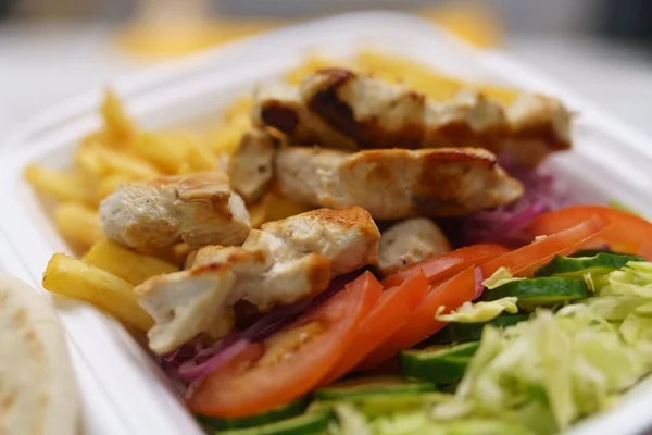 带走在希腊快餐店午餐盒里享用的卡拉马基 传统的地中海肉食 — 图库照片