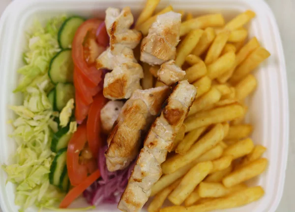 用苏弗拉基肉 薯条和新鲜蔬菜做的希腊卡拉马基菜午餐盒 — 图库照片