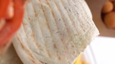 Kalamaki ve jiroskopları Yunan fast food restoranlarında servis edilen bir beslenme çantasında götür. Geleneksel Akdeniz et yemeği 4K 'da dönen bir masada dikey olarak çekildi 