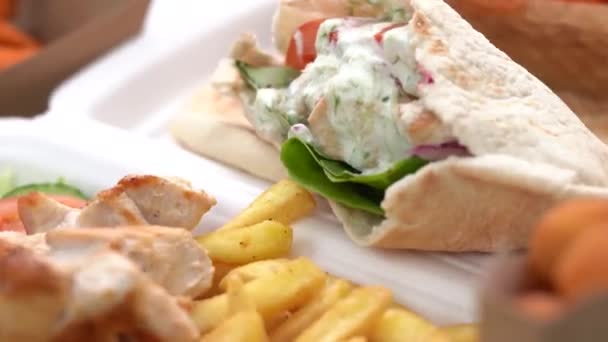 Традиційна Грецька Фаст Фуд Подається Столі Кафе Гіросовий Сендвіч Піта — стокове відео