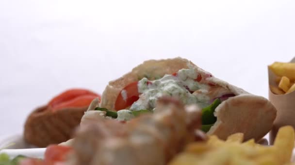 Fast Food Grego Tradicional Filmado Uma Mesa Fiação Gyros Sanduíche — Vídeo de Stock