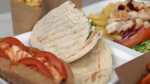 Παραδοσιακό Ελληνικό Fast Food Σερβίρεται Στο Τραπέζι Καφετέρια Σάντουιτς Γυρο — Αρχείο Βίντεο