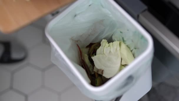 Hombre Arrojando Residuos Comida Orgánica Contenedor Compost Vertiendo Salvado Fermento — Vídeo de stock