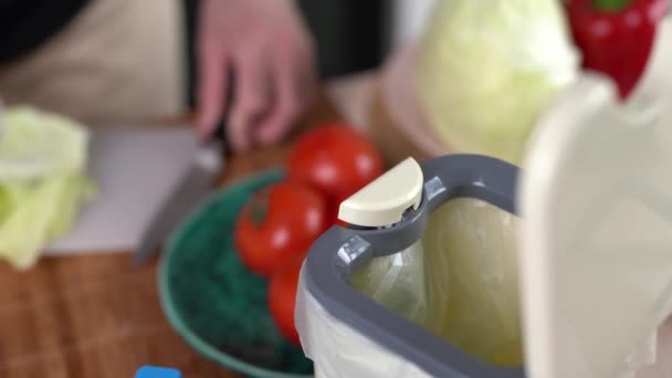 Vařit Recyklaci Organických Zbytků Potravin Domácím Kompostu Bokashi Muž Házející — Stock video