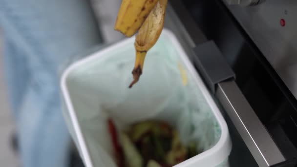 Verantwoordelijke Vrouw Die Organisch Voedselafval Een Compostbak Gooit Voor Recycling — Stockvideo