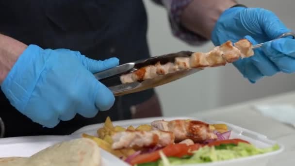 그리스의 패스트푸드 식당에서 도시락을 준비하는 — 비디오