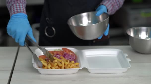 Cocinar Preparando Kalamaki Griego Lonchera Con Papas Fritas Verduras Para — Vídeos de Stock