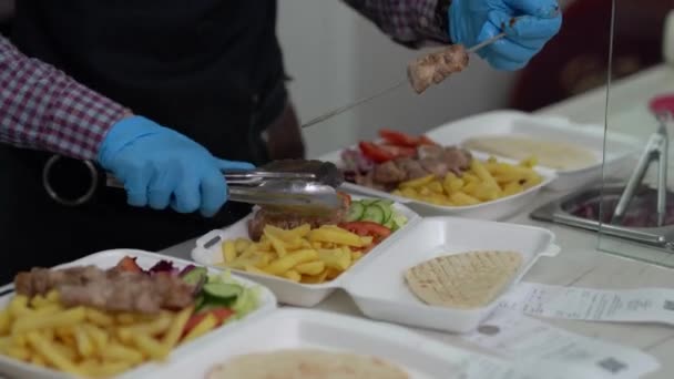 Koch Bereitet Lunchpakete Zum Mitnehmen Einer Restaurantküche Chef Bereitet Traditionelles — Stockvideo
