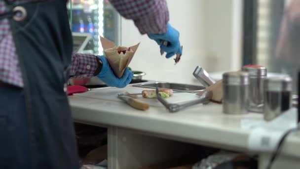 Cozinhe Preparando Sanduíche Pita Souvlaki Para Levar Restaurante Grego Fast — Vídeo de Stock
