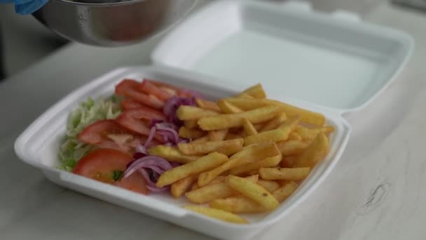 Cook Legte Pommes Eine Lunchbox Zum Mitnehmen Küchenarbeiter Bereitet Traditionelle — Stockvideo