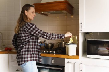 Ev hanımı gübre ile gübre kutusunda yemek artıkları bırakıyor.