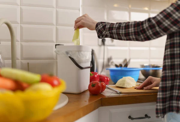 Vrouwelijke Hand Die Organisch Voedselafval Een Huishoudelijke Compostbak Gooit Met — Stockfoto