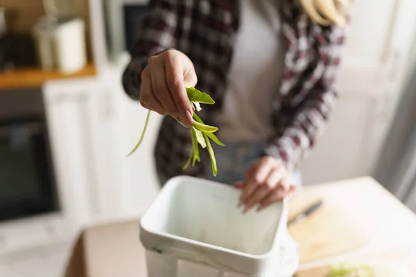 Vrouwelijke Hand Gooit Voedselschillen Een Compostbak Voor Fermentatie Duurzaam Leefstijlconcept — Stockfoto