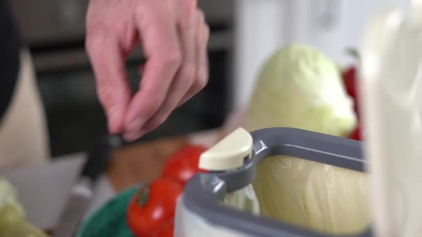 Macho Cozinheiro Jogando Resíduos Alimentos Orgânicos Uma Caixa Compostagem Derramando — Vídeo de Stock