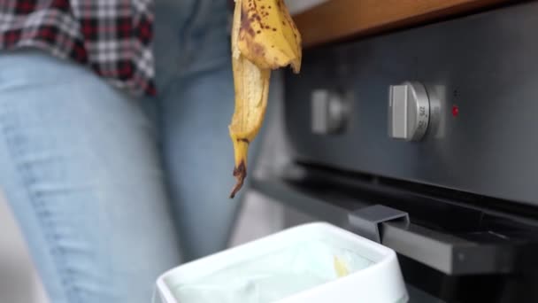 Vrouwelijke Persoon Gooit Bananenschil Een Compostbak Voor Recycling Duurzame Levensstijl — Stockvideo