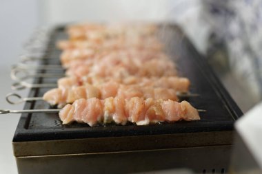 Izgarada pişen şişte domuz eti filetosu. Geleneksel Yunan fast food 'u Akdeniz restoranında öğle yemeği için pişiriliyor