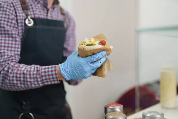 Cuisinier Prépare Sandwich Gyros Emporter Chef Cuisinier Traditionnel Grec Envelopper — Photo