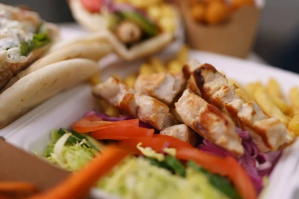 Grillowane Mięso Souvlaki Serwowane Greckiej Restauracji Fast Food Lunch Tradycyjny — Zdjęcie stockowe