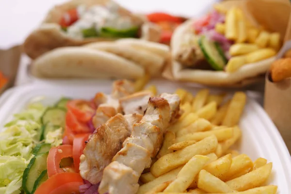 Boîte Lunch Kalamaki Grecque Avec Viande Porc Grillée Frites Servies — Photo