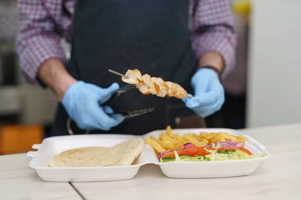 Kuchař Který Servíruje Krabici Oběd Šéfkuchař Připravuje Tradiční Řecké Kalamaki — Stock fotografie
