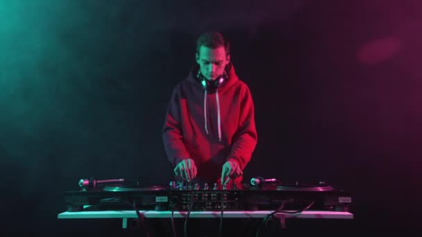 Havalı Genç Gece Kulübündeki Bir Partide Müzik Çalıyor Sahnede Sahne — Stok video