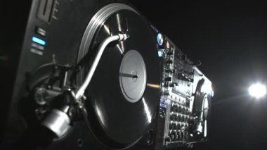 Konser sahnesinde profesyonel DJ kurulumu. Plak ve ses karıştırıcılı Retro Plak, gece kulübünde çekildi.