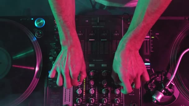 Ses Mikseri Plak Plaklarıyla Müzik Çalan Bir Elleri Yukardan Çekilen — Stok video