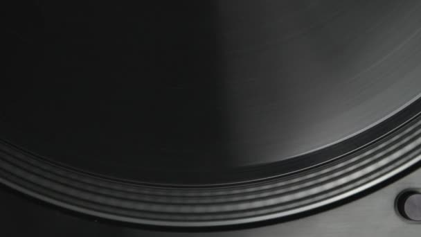 ターンテーブルプレーヤーで回転するブラックビニールレコード 音楽を再生するDjデッキのオーバーヘッド4Kビデオクリップ — ストック動画