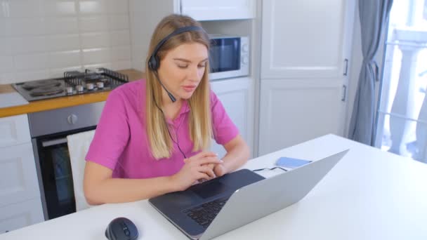 Joven Chica Rubia Auriculares Hablando Con Cliente Durante Una Conferencia — Vídeos de Stock