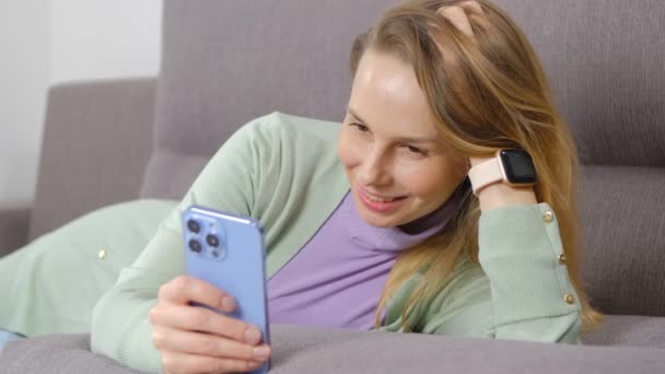 Mooie Volwassen Vrouw Die Online Uitgaat Met Een Smartphone Attentie — Stockvideo