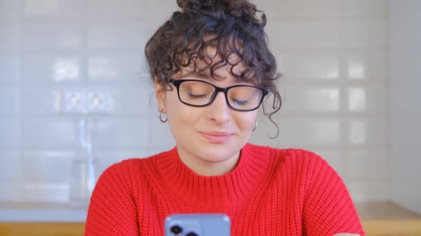 Chica Blanca Expresiva Gafas Hablando Una Cámara Frontal Teléfono Inteligente — Vídeos de Stock