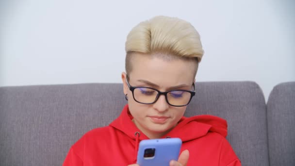Mulher Cabelos Curtos Bonita Óculos Usando Telefone Inteligente Moderno Casa — Vídeo de Stock