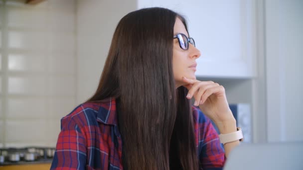 Vacker Ung Kvinna Glasögon Funderar Problemlösning Kvinnlig Person Som Sitter — Stockvideo