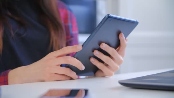 Νεαρή Γυναίκα Διαβάζει Ebook Υπολογιστή Ταμπλέτας Αγνώριστο Θηλυκό Πρόσωπο Περιήγηση — Αρχείο Βίντεο