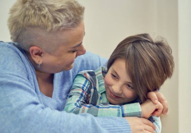 Mutlu Ukraynalı aile. Hafta sonları yetişkin annesiyle oynayan ilkokul çocuğu. Sevgi dolu anne, küçük çocuğuyla kafede eğleniyor.