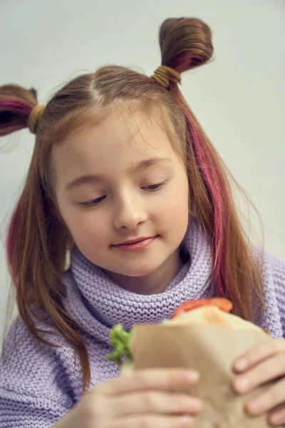 Aranyos Kislány Szendvicset Eszik Gyönyörű Fehér Gyerek Lófarokkal Élvezi Gyorskaját — Stock Fotó