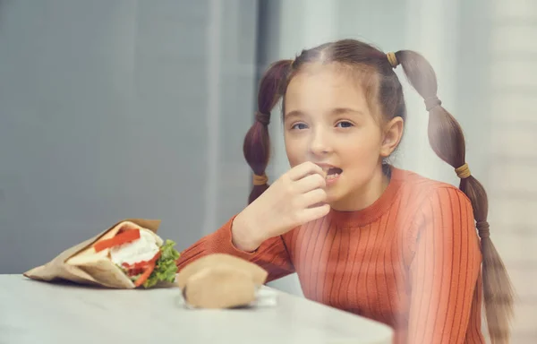 Beautiful White Girl Ponytails Eating Fast Food Portrait Cute Elementary — Stock Photo, Image