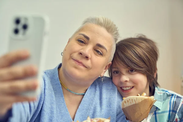 Mutter Macht Selfie Mit Ihrem Kleinen Sohn Einem Fast Food — Stockfoto