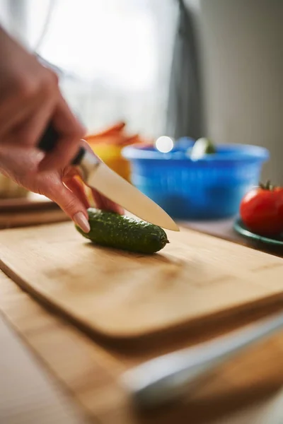 Kuchař Nakrájí Okurku Dřevěnou Desku Zblízka Hospodyně Připravuje Zdravý Oběd — Stock fotografie